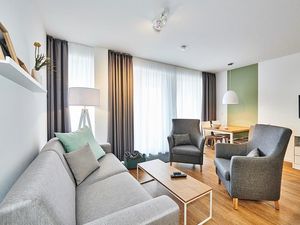 Wohn/Essbereich mit Couch, Sesseln und TV