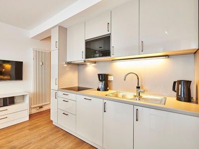 Wohn/Essbereich mit Küchenzeile und TV