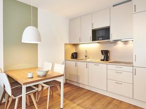 Wohn/Essbereich mit Esstisch und Küchenzeile