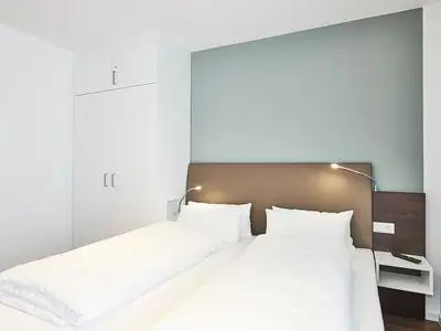 Schlafzimmer mit Doppelbett und Kleiderschrank