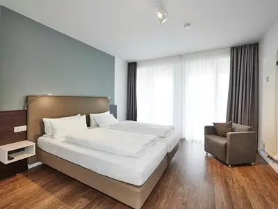 Schlafzimmer mit Doppelbett und Sessel