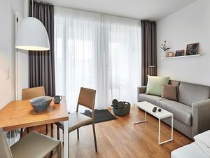 Wohn/Essbereich mit Couch und Esstisch