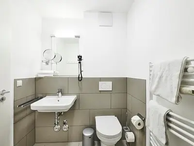 Badezimmer mit Waschtisch und WC