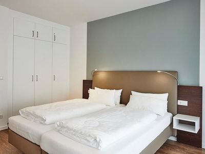 Schlafzimmer mit Doppelbett und Kleiderschrank