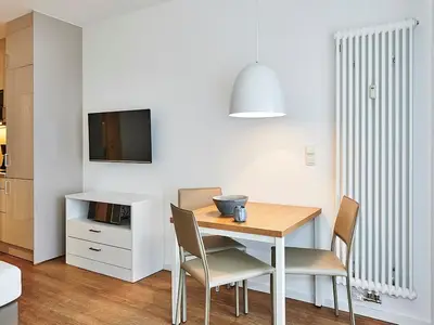 Wohn/Essbereich mit Esstisch und TV