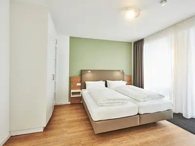 Schlafzimmer mit Doppelbett und Kleiderschrank