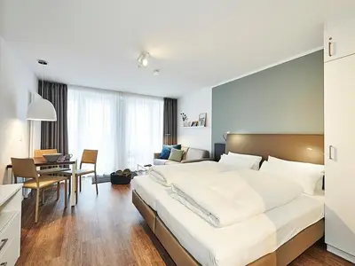 Wohn/Essbereich mit Doppelbett, Esstisch und Couch