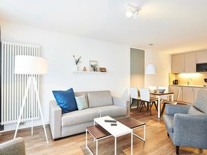 Wohn/Essbereich mit Couch, Sesseln, Esstisch und Küchenzeile