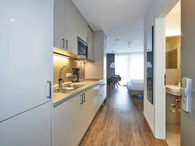 Küchenzeile mit Blick zum Schlafbereich