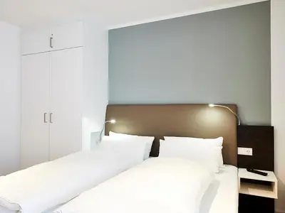 Schlafzimmer mit Doppelbett und Kleiderschrank