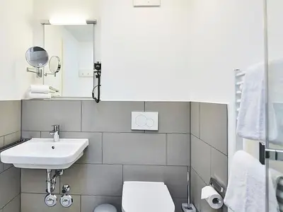 Badezimmer mit Waschtisch und WC