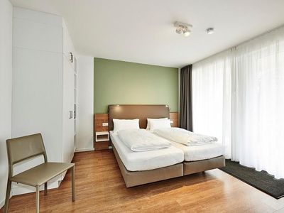 Schlafzimmer mit Doppelbett und Kleiderschrank