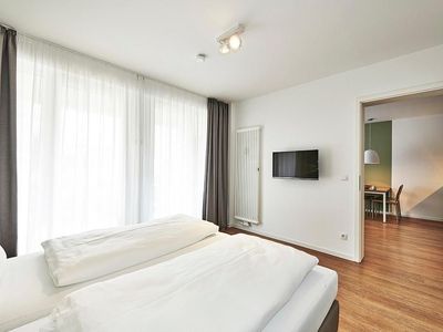 Schlafzimmer mit Doppelbett und Flatscreen-TV