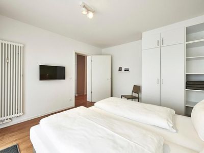 Schlafzimmer mit Doppelbett, Kleiderschrank und Flatscreen TV