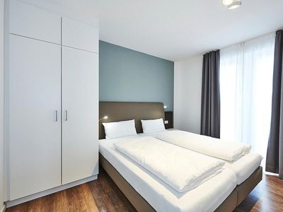 Schlafzimmer mit Doppelbett und Kleiderschrank