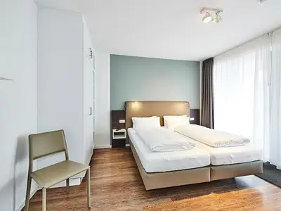 Schlafzimmer mit Doppelbett und Kleiderschrank