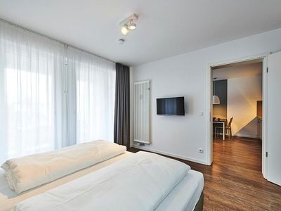 Schlafzimmer mit Doppelbett und Flatscreen TV - gbmv0-01 - Großenbrode