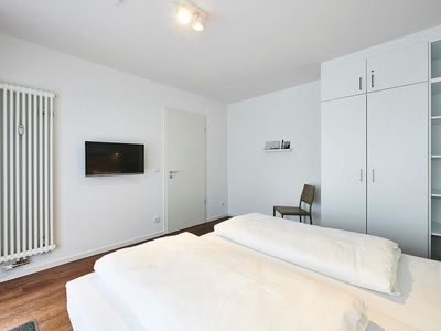 Schlafzimmer mit Doppelbett und Flatscreen TV - gbmv0-01 - Großenbrode