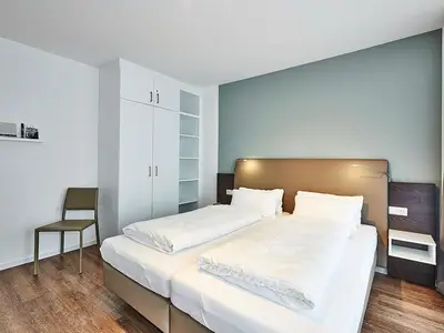 Schlafzimmer mit Doppelbett und Kleiderschrank