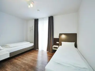 Schlafzimmer mit zwei Einzelbetten