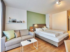 Wohn-Schlafbereich mit Doppelbett