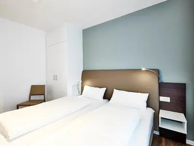 Schlafzimmer mit Doppelbett