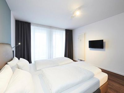 Schlafzimmer mit Doppelbett und Flatscreen TV - gbmv0-01 - Großenbrode