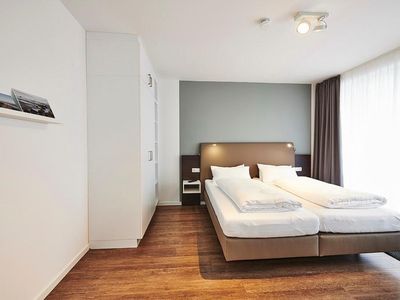 Schlafzimmer mit Doppelbett, Kleiderschrank