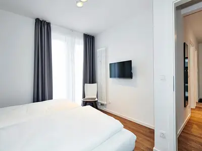Schlafzimmer mit Doppelbett und Flatscreen TV - gbmv0-01 - Großenbrode