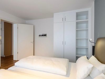 Schlafzimmer mit Doppelbett und Kleiderschrank