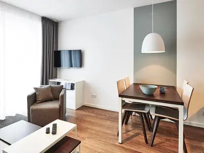 Wohn-Essbereich mit Esstisch, Sitzgelegenheit und Flatscreen TV