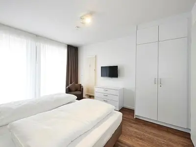 Schlafzimmer mit Doppelbett und Kleiderschrank