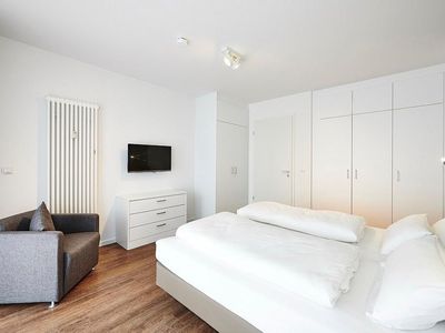 Schlafzimmer mit Doppelbett, Flatscreen-TV und Kleiderschrank