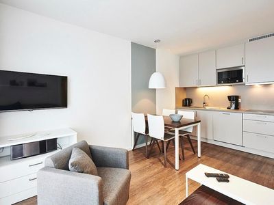 Wohnbereich mit Küchenzeile, Esstisch, Sitzgelegenheit und Flatscreen TV