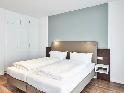 Schlafzimmer mit Doppelbett und Kleiderschrank