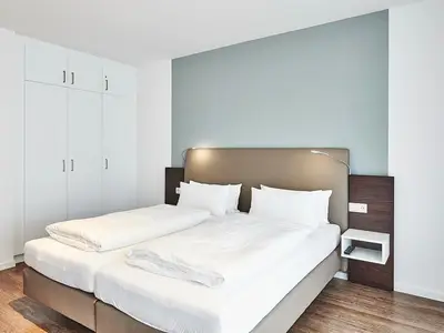 Schlafzimmer mit Doppelbett und Kleiderschrank