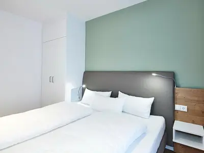 Schlafzimmer mit Doppelbett und Kleiderschrank