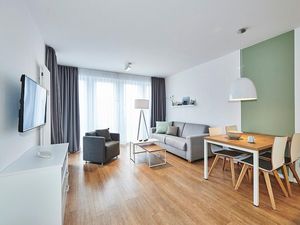 Wohn-Essbereich mit Sofa, Esstisch, Sitzgelegenheit und Flatscreen TV