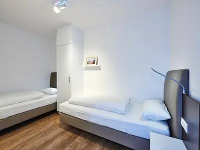 Schlafzimmer mit zwei Einzelbetten