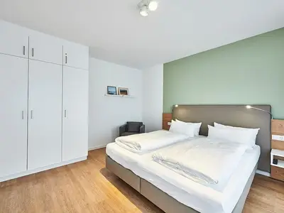 Schlafzimmer mit Doppelbett und Kleiderschrank