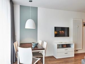 Wohn-/Essbereich mit Sitzgelegenheit und Flatscreen TV