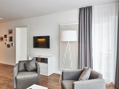 Wohnbereich mit Flatscreen-TV und Sitzgelegenheit