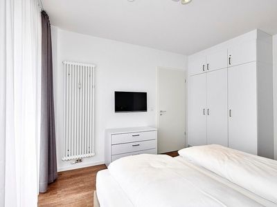 Schlafzimmer mit Doppelbett und Flatscreen TV - gbmv0-01 - Großenbrode