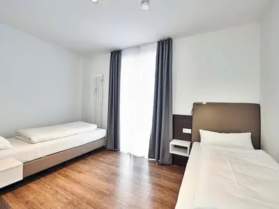Schlafzimmer mit zwei Einzelbetten und Kleiderschrank
