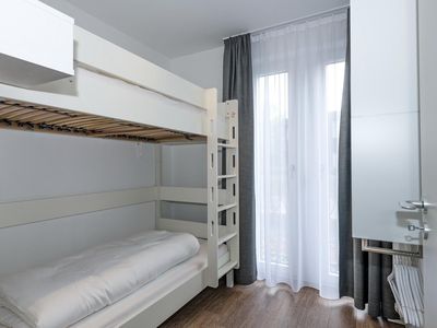 Schlafzimmer mit Etagenbett und Kleiderschrank