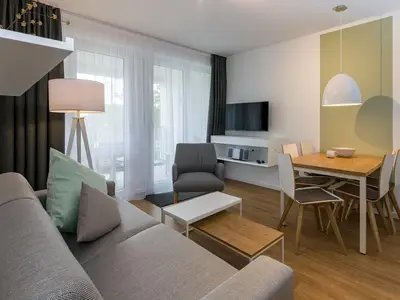 Wohn-Essbereich mit Couch, Esstisch und Sitzgelegenheit