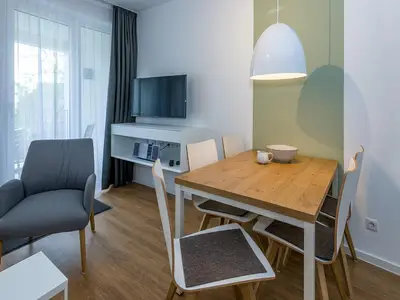 Wohn-Essbereich mit Esstisch, Sitzgelegenheit und Flatscreen TV