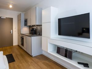 Wohn-Schlaf-Essbereich mit Flatscreen-TV und Küchenzeile