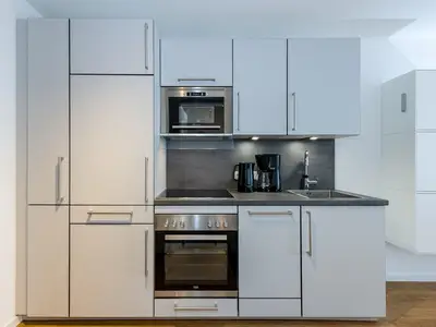 Küchenzeile mit Backofen und Mikrowelle