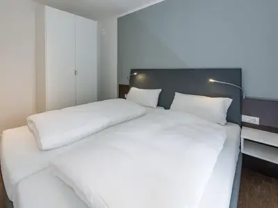 Schlafzimmer mit Doppelbett und Kleiderschrank